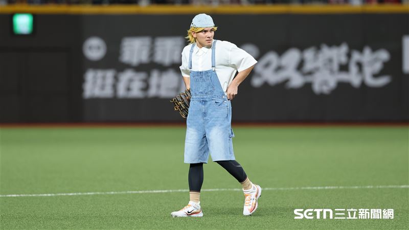中職37年明星對抗賽,Team Star游擊手陳聖平變裝成大富翁人物。(圖/記者劉彥池攝影)
