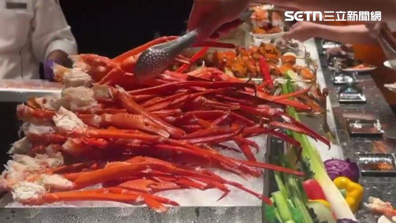 島語台中店除了滿堆的松葉蟹腳,也結合在地食材