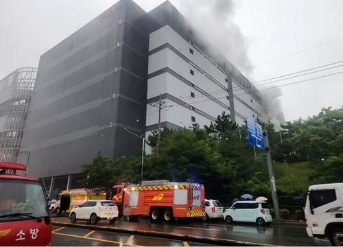 酷澎仁川物流中心大火狂燒逾9小時,韓國消防廳啟動「國家動員令」。(圖/翻攝自X平台 @koreatimescokr)