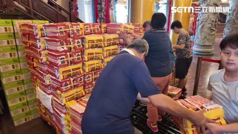 廟方準備上百份天赦金紙