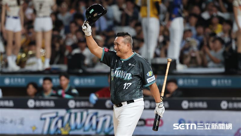 Team Taiwan使用「傳奇卡」換上黃忠義代打。(圖/記者劉彥池攝影)