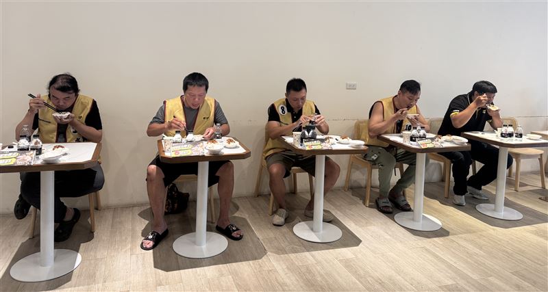 燦坤3C家電舉辦第一屆大胃王挑戰賽,參賽者5分鐘內要吃完3公斤的滷肉飯。(圖/燦坤3C家電提供)