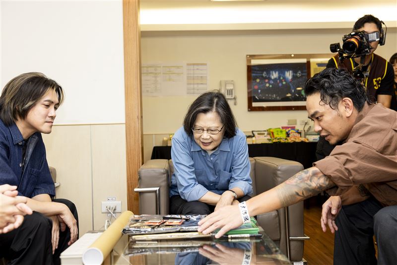 前總統蔡英文在後台簽名,簽在滅火器幫她寫的競選單曲〈自信勇敢咱的名〉上面。(圖/火氣音樂)