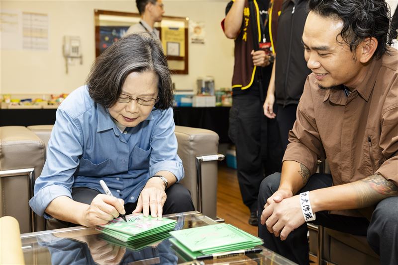前總統蔡英文在後台簽名,簽在滅火器幫她寫的競選單曲〈自信勇敢咱的名〉上面。(圖/火氣音樂)