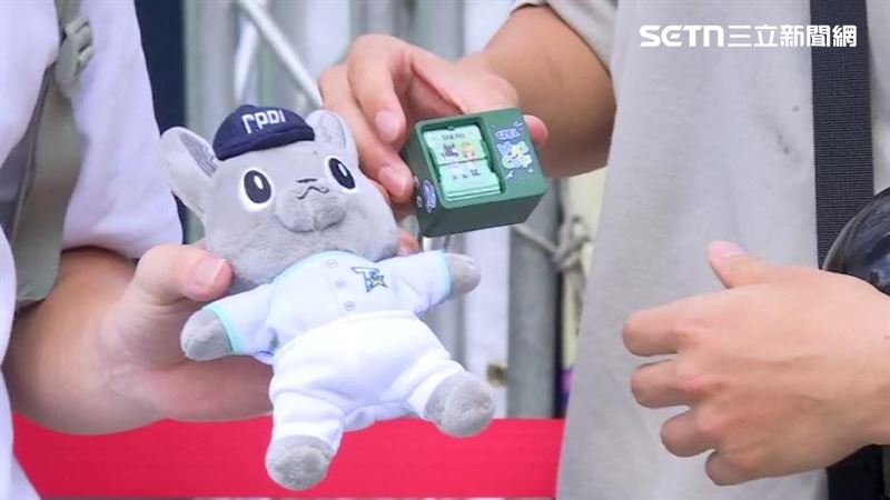 中職明星賽週末開打,經典周邊結合扭蛋推出「發條動畫機鑰匙圈」,還有超萌歐告小球衣滿足球迷