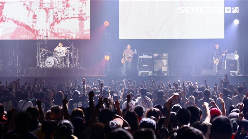 滅火器在台北小巨蛋開唱。(圖/記者鄭孟晃攝影)