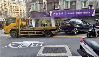 拖吊車轉彎失控！一路掃倒13車又波及路人