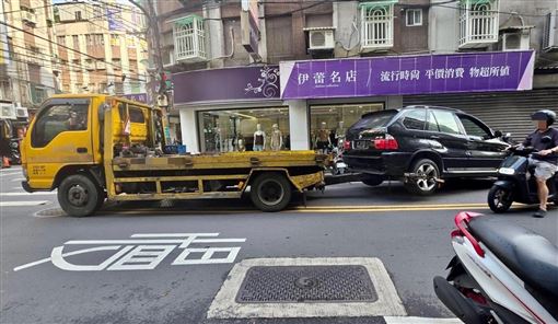 拖吊車轉彎失控！一路掃倒13車又波及路人