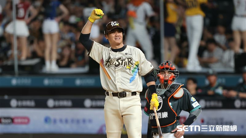 中職37年明星對抗賽,Team Star換上陳鏞基代打敲安。(圖/記者劉彥池攝影)