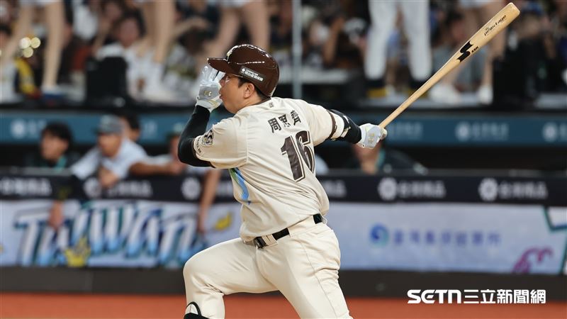 中職37年明星對抗賽,Team Star動用「傳奇卡」換上周思齊代打敲安。(圖/記者劉彥池攝影)