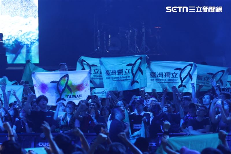 滅火器在台北小巨蛋開唱。(圖/記者鄭孟晃攝影)