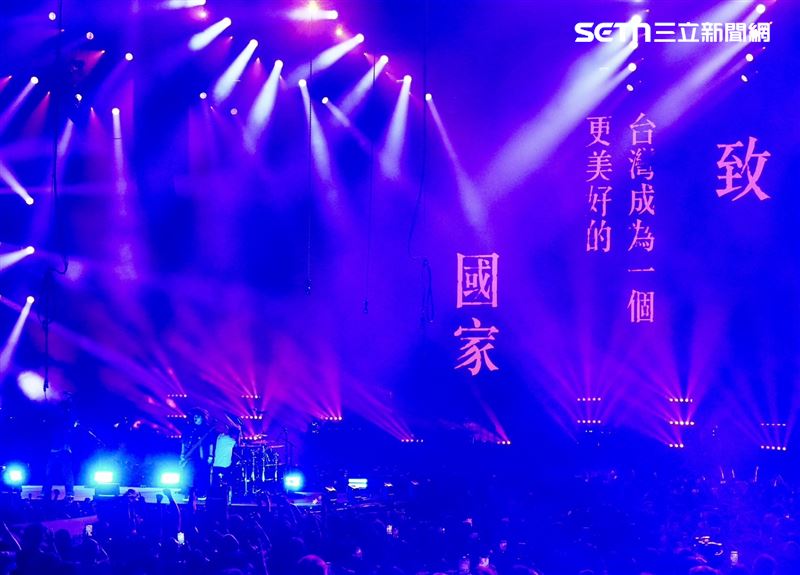滅火器在台北小巨蛋開唱。(圖/記者鄭孟晃攝影)