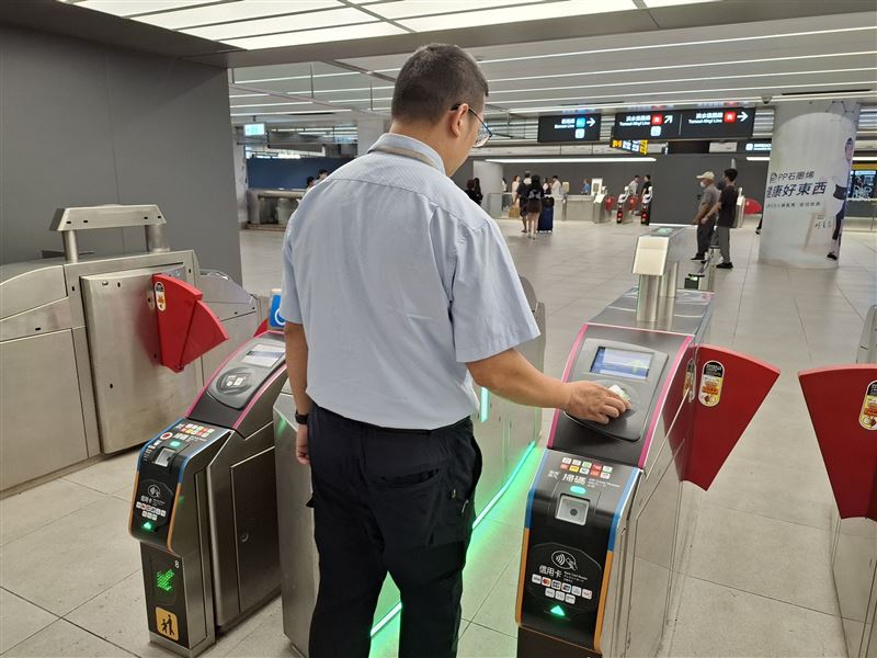 台北捷運入口部分閘門移除門檔,改通行識別指示燈,票卡感應成功閃綠光。(圖/北捷提供)