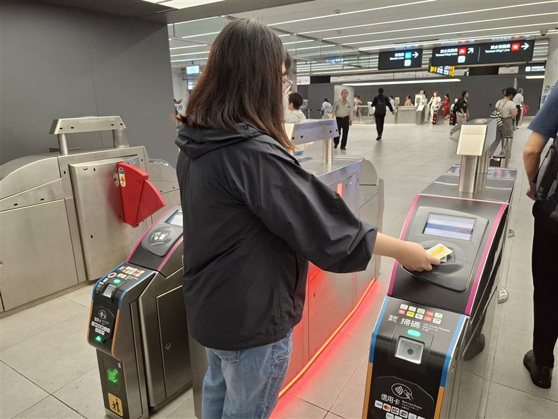 票卡感應異常閃紅光,這時旅客應退出閘門洽詢問處。(圖/北捷提供)