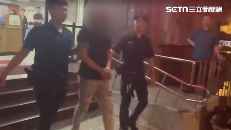 21歲施姓男子擲爆裂物,自行到派出所投案。(圖/翻攝畫面)