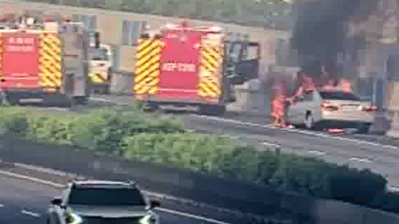 新／國道火燒車！烈焰狂燒、濃煙直竄天際