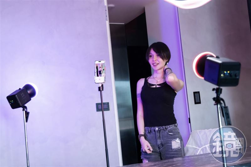 巴逆逆在家架設機器,拍攝社群影音,與ONLYFANS的付費訂閱內容