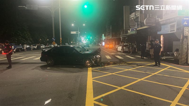 酒駕男子所駕駛的車輛車頭撞到幾乎全爛,殊不知酒駕已經惹出大禍。(圖/翻攝畫面)