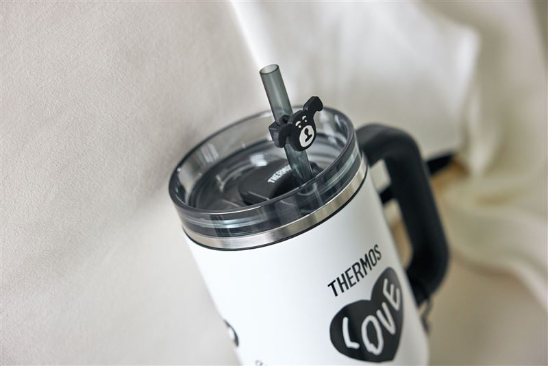 THERMOS膳魔師則首度攜手韓國人氣插畫品牌INAPSQUARE設計保溫杯。(圖/翻攝Porsche網站)