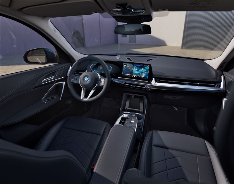 全車系標配懸浮式曲面螢幕、BMW Operating System 9操作介面。(圖/BMW提供)