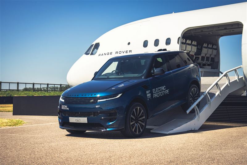 外觀延續Range Rover Sport招牌的肌肉線條與跑格外型。(圖/JLR提供)