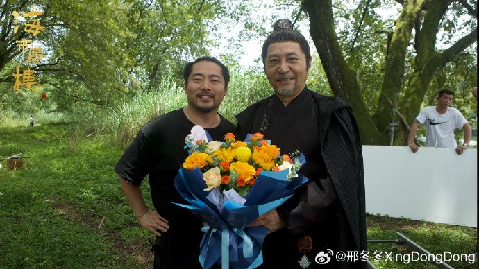王侃(右)生前出演多部知名電視劇,被封為「黃金配角」。(圖/翻攝自微博)