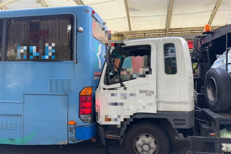 58歲陳姓司機駕駛客運在圓山轉運站倒車時,車尾不慎撞上垃圾車。(圖/翻攝畫面)