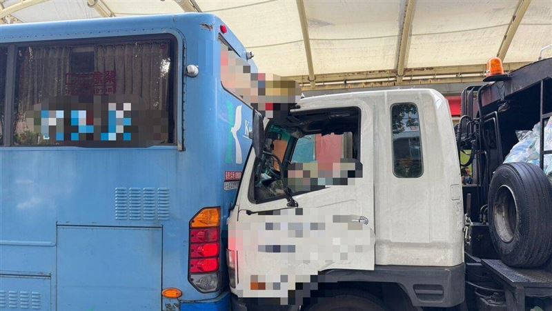 圓山捷運站旁突傳巨響!客運倒車撞垃圾車