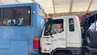 圓山捷運站旁突傳巨響！客運倒車撞垃圾車