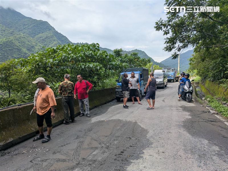屏東霧台爆土石流「道路中斷」, 部落長者受困無法就醫。(圖/翻攝畫面)