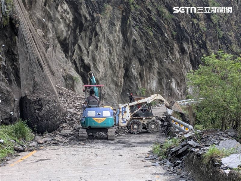 屏東霧台爆土石流「道路中斷」, 部落長者受困無法就醫。(圖/翻攝畫面)