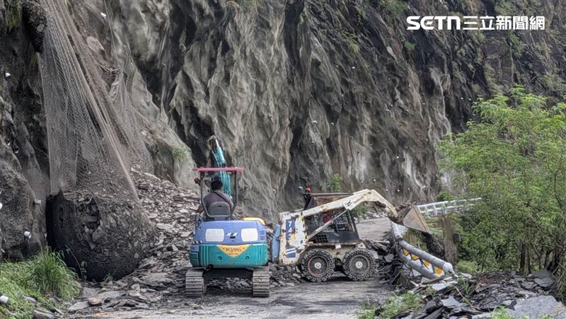 新/大雨炸!屏東霧台「土石崩落」路斷了