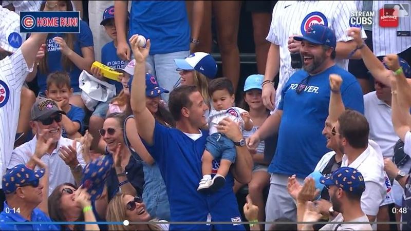 前小熊球星瑞佐(Anthony Rizzo)在看台撿到全壘打。(圖/翻攝自MLB官網)