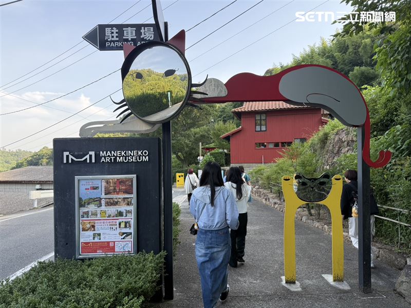 招財貓美術館從停車場前往本館沿路可以打卡拍照。(圖/記者李育道攝影)