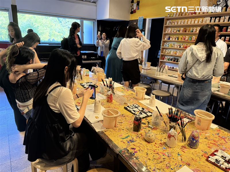 彩繪招財貓體驗大約一小時。(圖/記者李育道攝影)