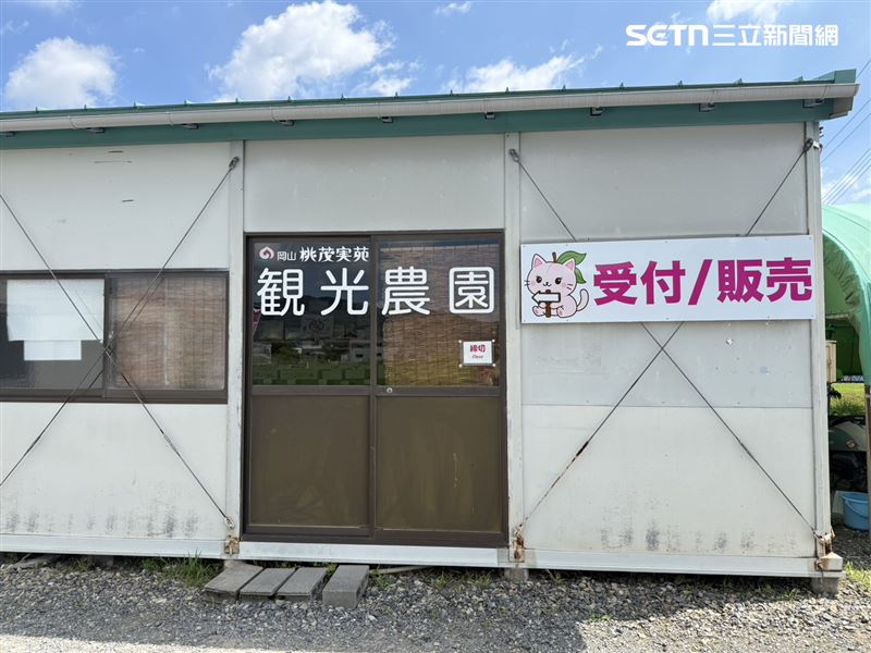 友實竜也已是第二代,除了販賣自家水果外,由於其他果園果農年事高,販售不易,因此他會收集各家果園的水果,一起在這販售,幫助長輩。(圖/記者李育道攝影)