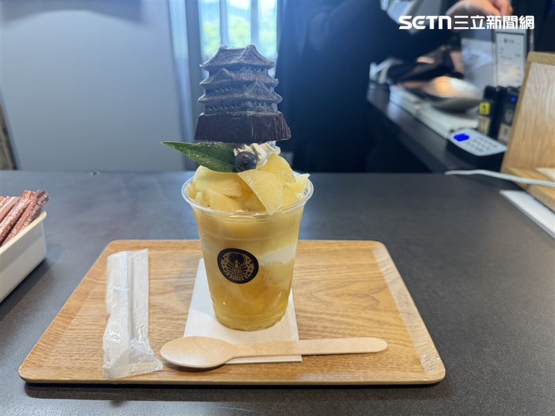 大杯水果聖代需要付費購買約新台幣350元,內有鳳梨、白桃、藍莓、果凍等用料相當實在。(圖/記者李育道攝影)