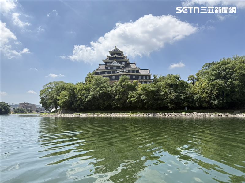 遊覽船能近距離看到岡山城。(圖/記者李育道攝影)