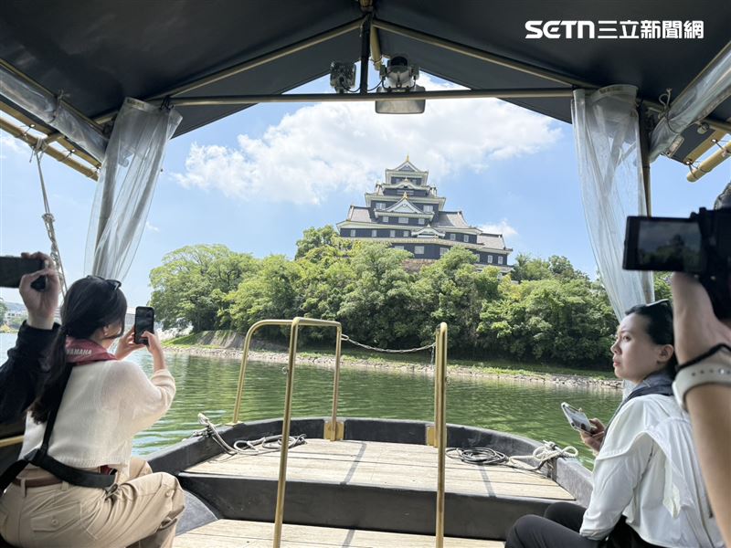 船夫也會在定點供旅客拍照。(圖/記者李育道攝影)