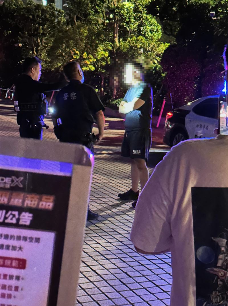 警方準備離開現場時,男子還嗆一句:「去看醫生!」遭帶回派出所。(圖/翻攝自threads@ig_rachel))