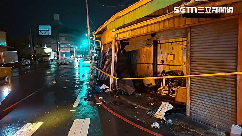 情侶機車雙載等紅燈「毒駕男暴衝撞倒」雙雙斷骨,車上搜出21顆喪屍煙彈。(圖/翻攝畫面)