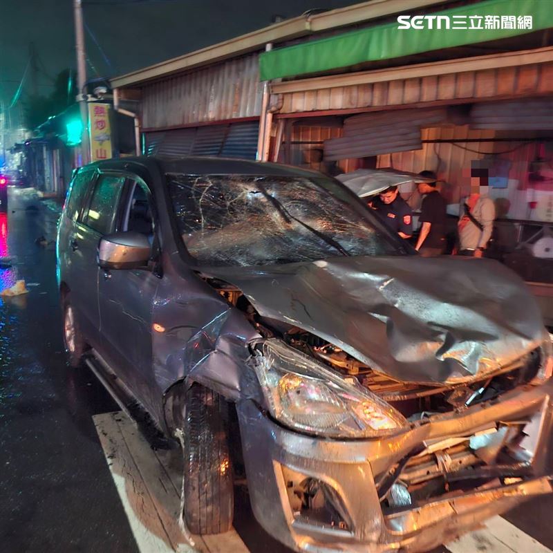 情侶機車雙載等紅燈「毒駕男暴衝撞倒」雙雙斷骨,車上搜出21顆喪屍煙彈。(圖/翻攝畫面)
