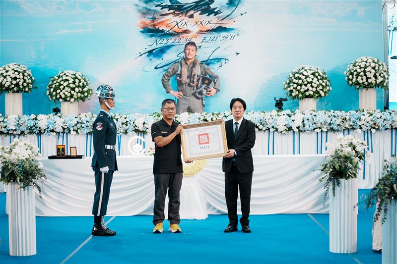 賴清德總統今（19）日頒贈空軍第五戰術混合聯隊第二十七戰術戰鬥機作戰隊少校戰鬥機飛行官辛柏毅褒揚令。（圖／總統府提供）