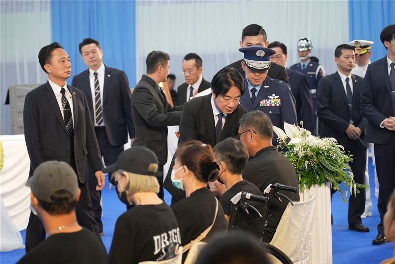 賴清德總統今（19）日頒贈空軍第五戰術混合聯隊第二十七戰術戰鬥機作戰隊少校戰鬥機飛行官辛柏毅褒揚令。（圖／總統府提供）