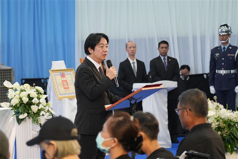 賴清德總統今（19）日頒贈空軍第五戰術混合聯隊第二十七戰術戰鬥機作戰隊少校戰鬥機飛行官辛柏毅褒揚令。（圖／總統府提供）