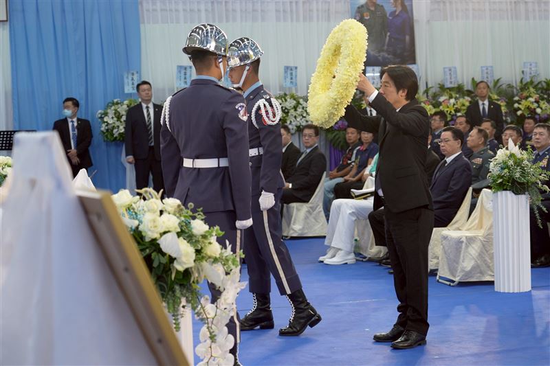 賴清德總統今（19）日頒贈空軍第五戰術混合聯隊第二十七戰術戰鬥機作戰隊少校戰鬥機飛行官辛柏毅褒揚令。（圖／總統府提供）