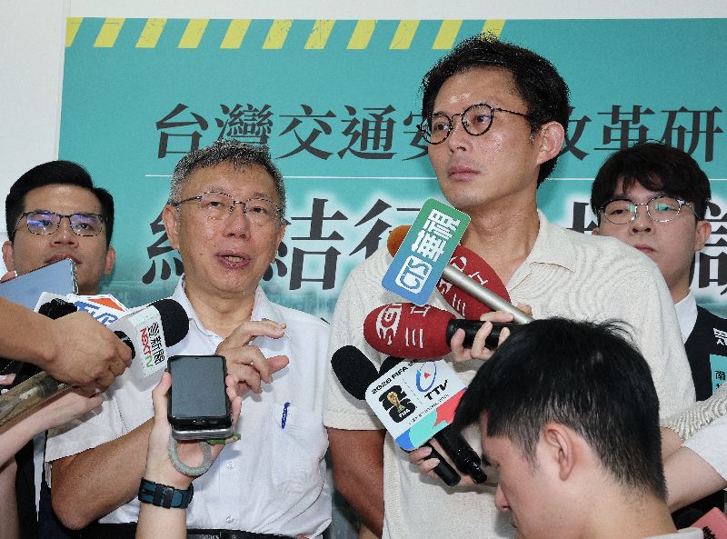 藍白力推6項公投案,並提案修正公投法,將多個公投案印在同一張選票。民眾黨創黨主席柯文哲(左2)19日在台北表示,選務本來就可以改善,身分證上都有條碼,只要使用電腦掃描條碼,再按一按就很快,中選會應該思考如何讓投票效率更高,他主張用手機投票。右2為民眾黨主席黃國昌
