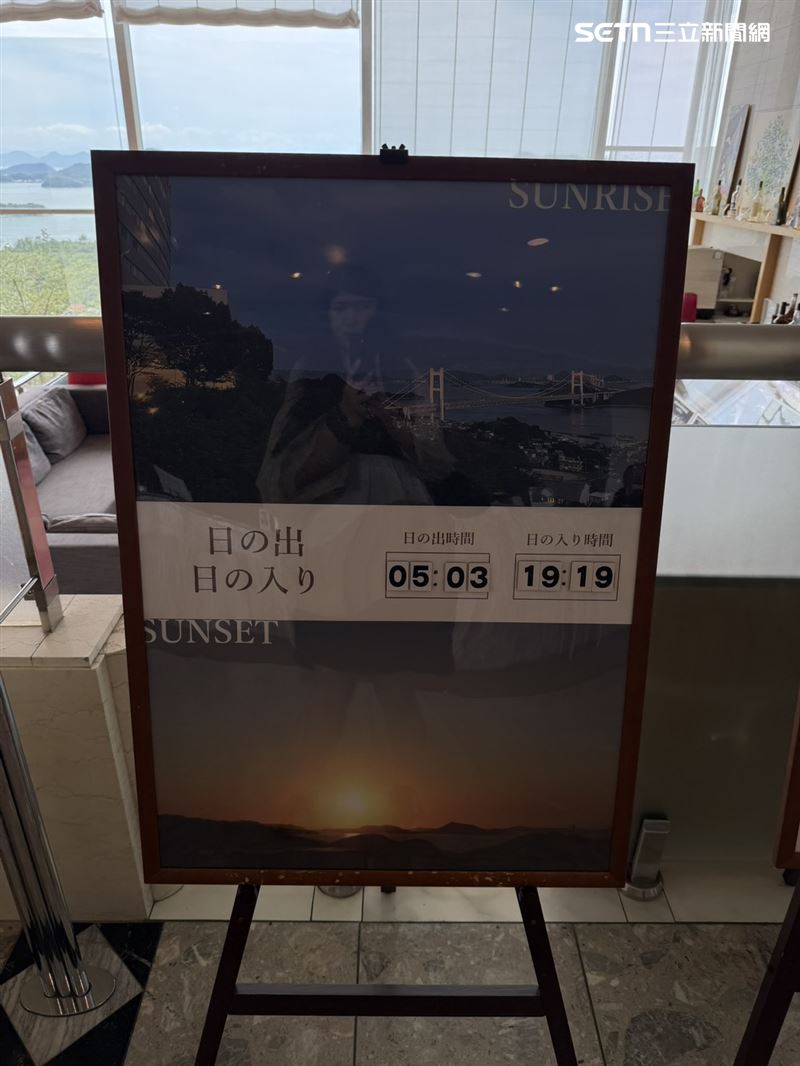 夕陽巴士每天會公告日出與夕陽時間。(圖/記者李育道攝影)