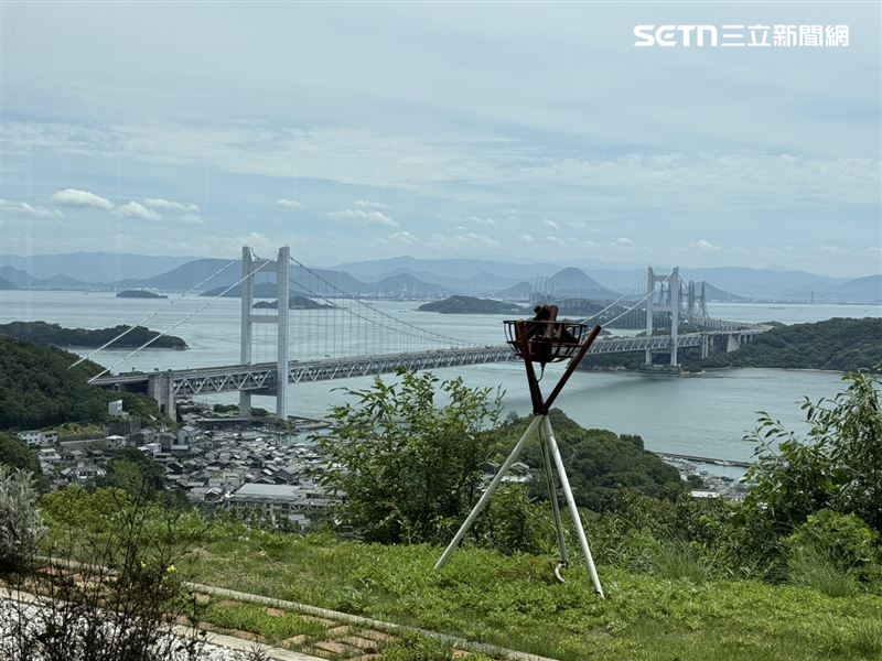 瀨戶內兒島飯店內的「日本料理岐備」大片窗景眺望瀨戶大橋、瀨戶內海。(圖/記者李育道攝影)