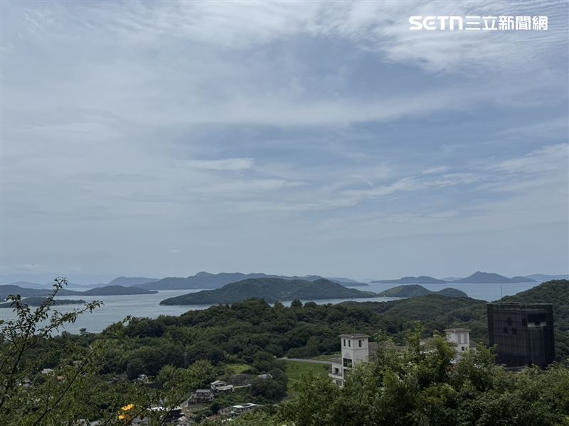 瀨戶內兒島飯店內也能走出戶外拍下瀨戶大橋、瀨戶內海。(圖/記者李育道攝影)